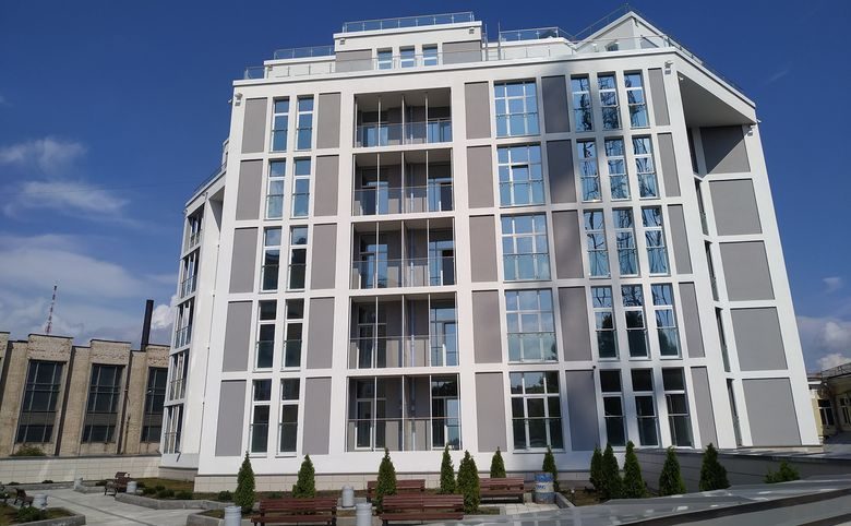 White.House — Двор закрыт от машин и случайных прохожих, на кровле — терра