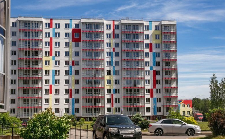 Южная звезда — Фасад корпуса с цветными вертикальными вставками и парковкой