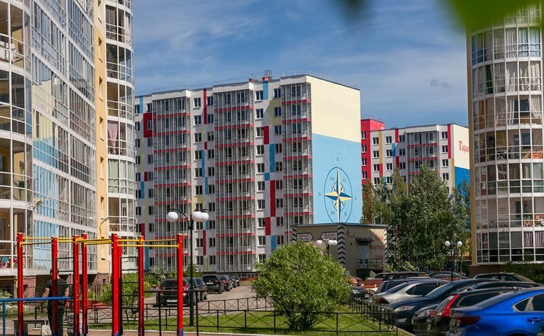 Южная звезда — Двор со спортивной площадкой, фонарями и компасом на торце с