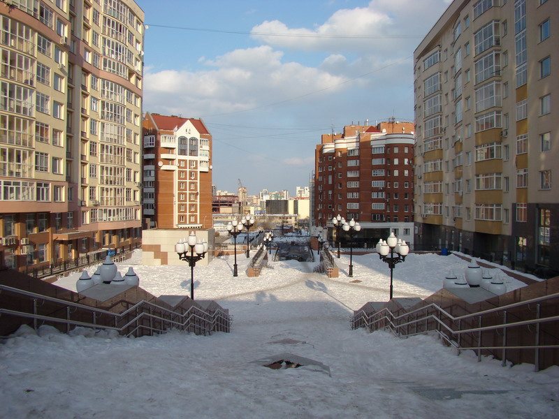 Жилой квартал на ул. Шейнкмана в Екатеринбурге, где стоит первый дом «Формулы строительства» — Шейнкмана, 75 (2006–2008); пешеходная лестница во дворе, снимок марта 2009 года.