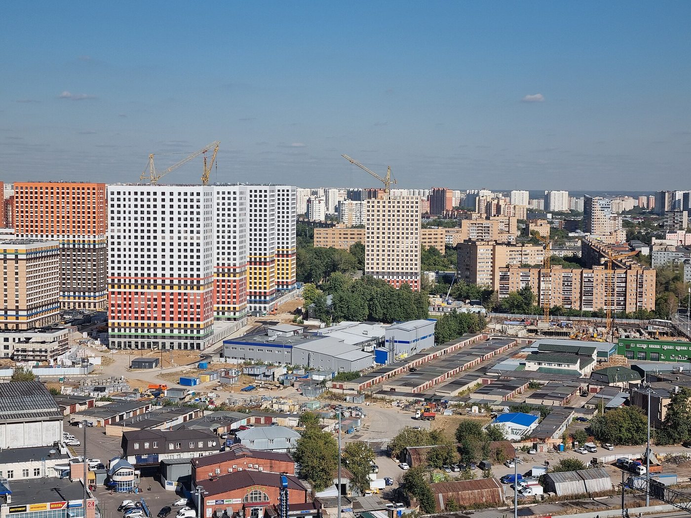 Строительство жилого комплекса ПИК «Жулебино парк» в Московской области (фото сентября 2022 года)