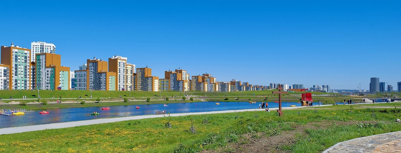 Преображенский парк в Академическом районе (плотину, пруд и холмы сделал застройщик), снимок июня 2024 года