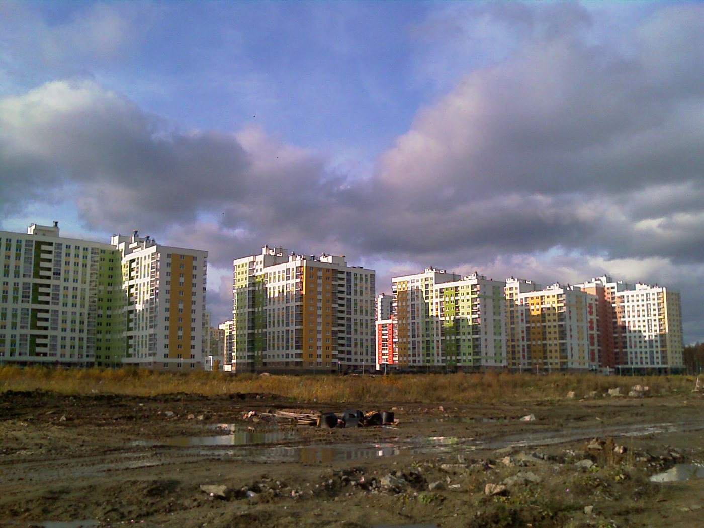 Стройка в Академическом районе Екатеринбурга, октябрь 2011 года